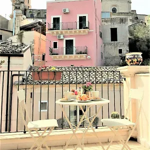 https://le-luci-su-ibla-ospitalita-con-vista.sicilyhotelsitaly.net